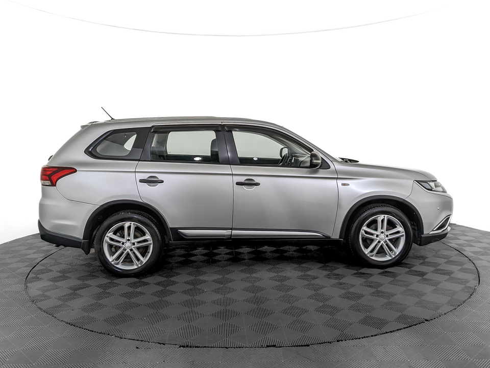 car-card-slide Mitsubishi Outlander 2016 90 640км фото №4