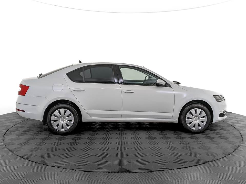 car-card-slide Skoda Octavia 2020 114 732км фото №4