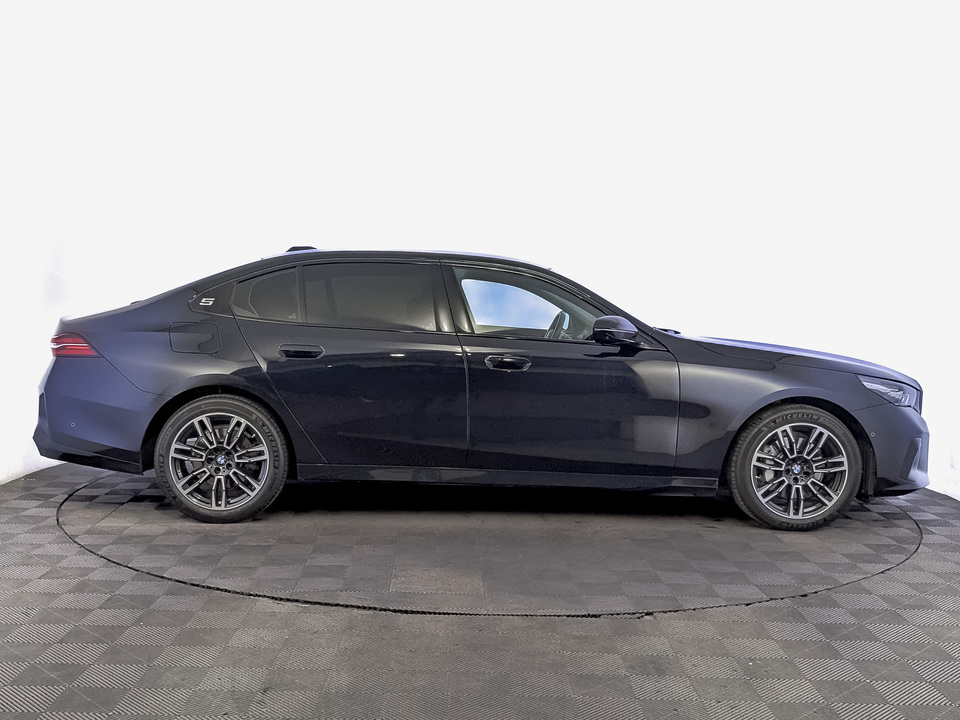 BMW 5 серии 2024 34 956км фото №4