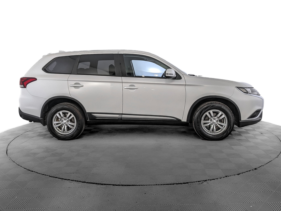 car-card-slide Mitsubishi Outlander 2018 162 450км фото №4
