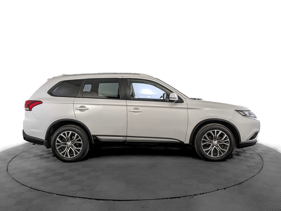 car-card-slide Mitsubishi Outlander 2018 213 152км фото №4