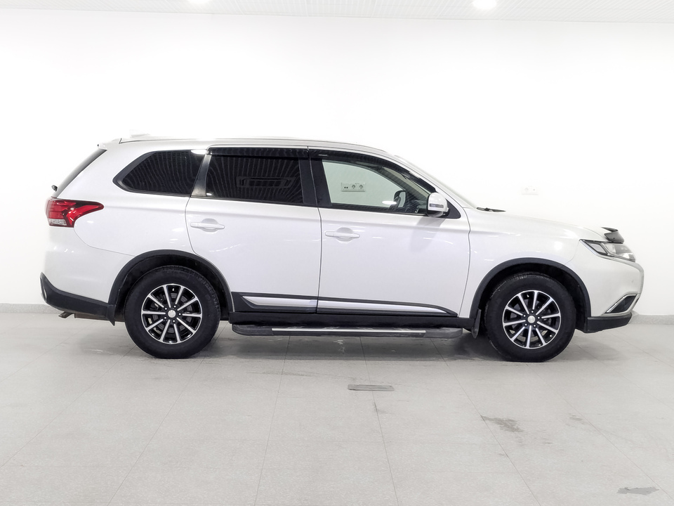 car-card-slide Mitsubishi Outlander 2018 71 986км фото №4