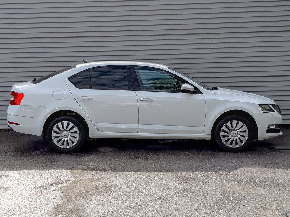 car-card-slide Skoda Octavia 2020 134 101км фото №4