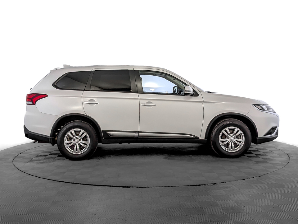 car-card-slide Mitsubishi Outlander 2020 54 276км фото №4
