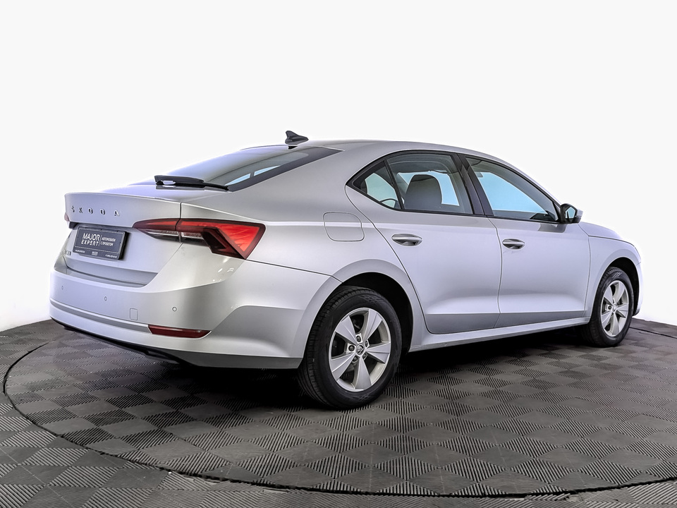 car-card-slide Skoda Octavia 2021 145 049км фото №5