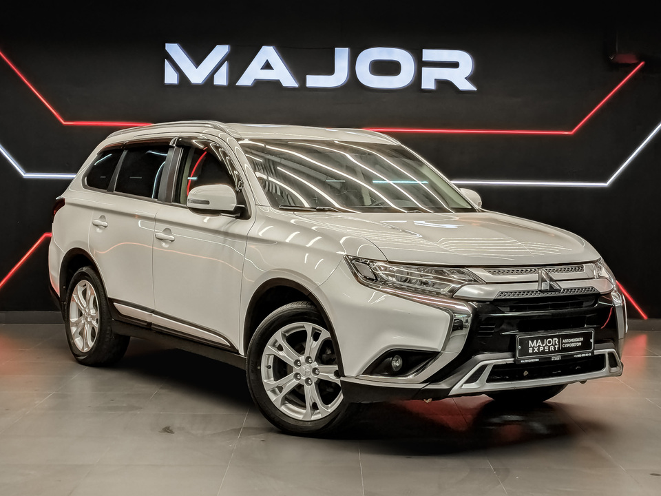 car-card-slide Mitsubishi Outlander 2020 98 552км фото №3