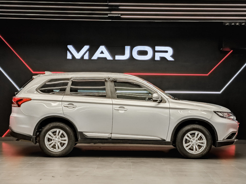 car-card-slide Mitsubishi Outlander 2018 68 600км фото №4
