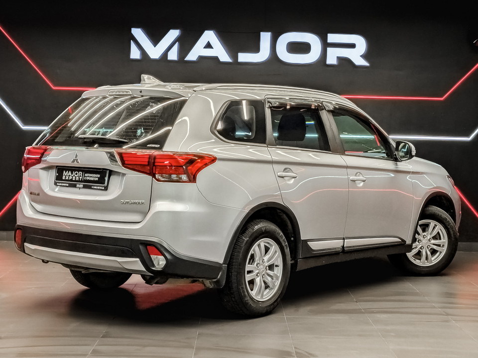 car-card-slide Mitsubishi Outlander 2018 68 600км фото №5