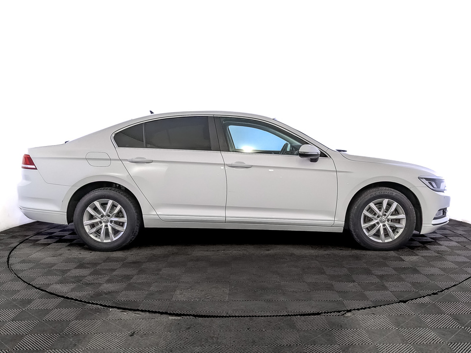 car-card-slide Volkswagen Passat 2019 116 847км фото №4
