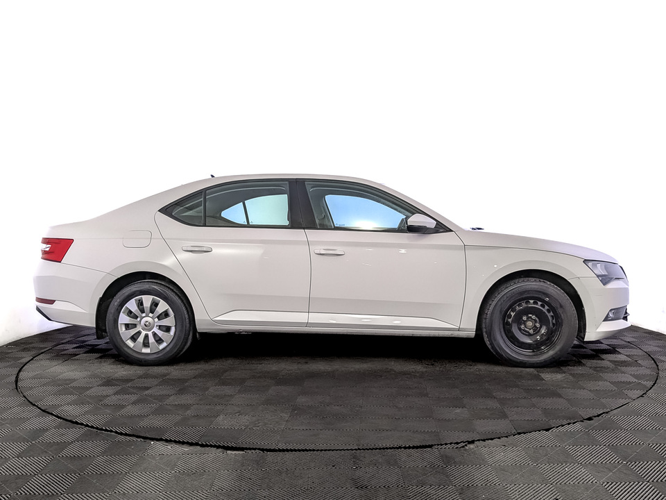 car-card-slide Skoda Superb 2019 30 440км фото №4