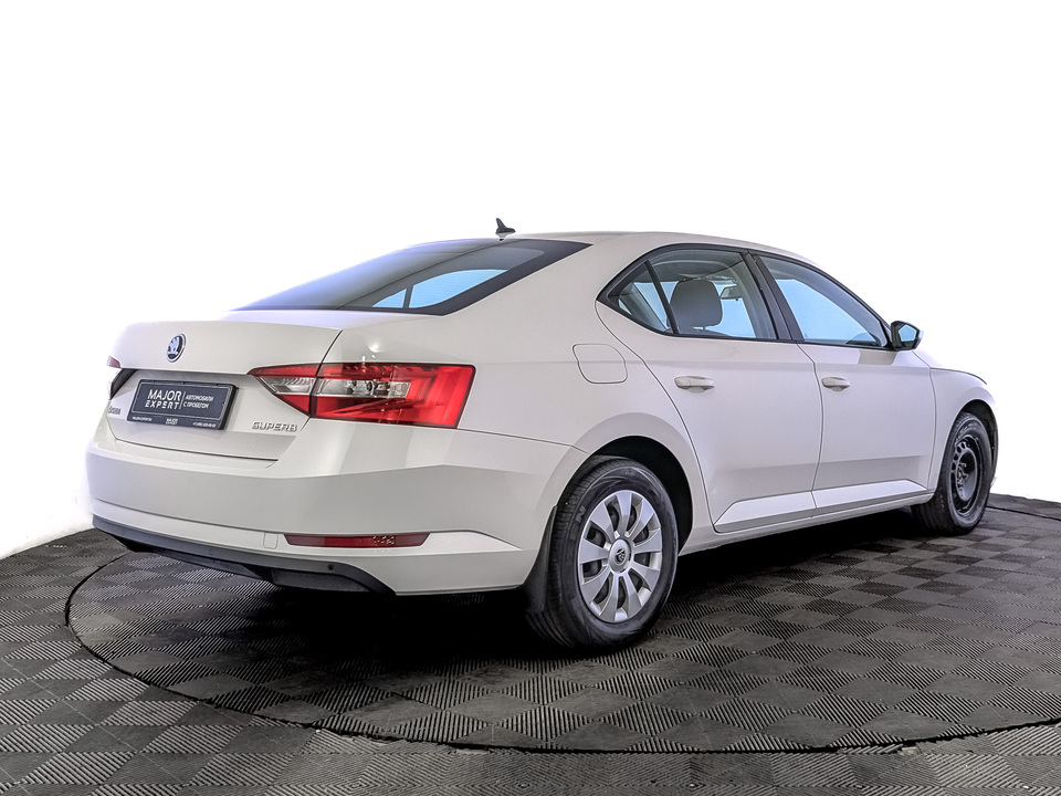 car-card-slide Skoda Superb 2019 30 440км фото №5