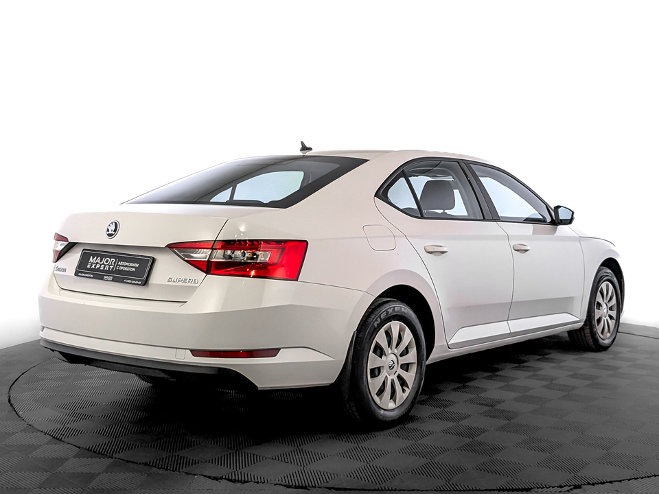 car-card-slide Skoda Superb 2019 53 688км фото №5