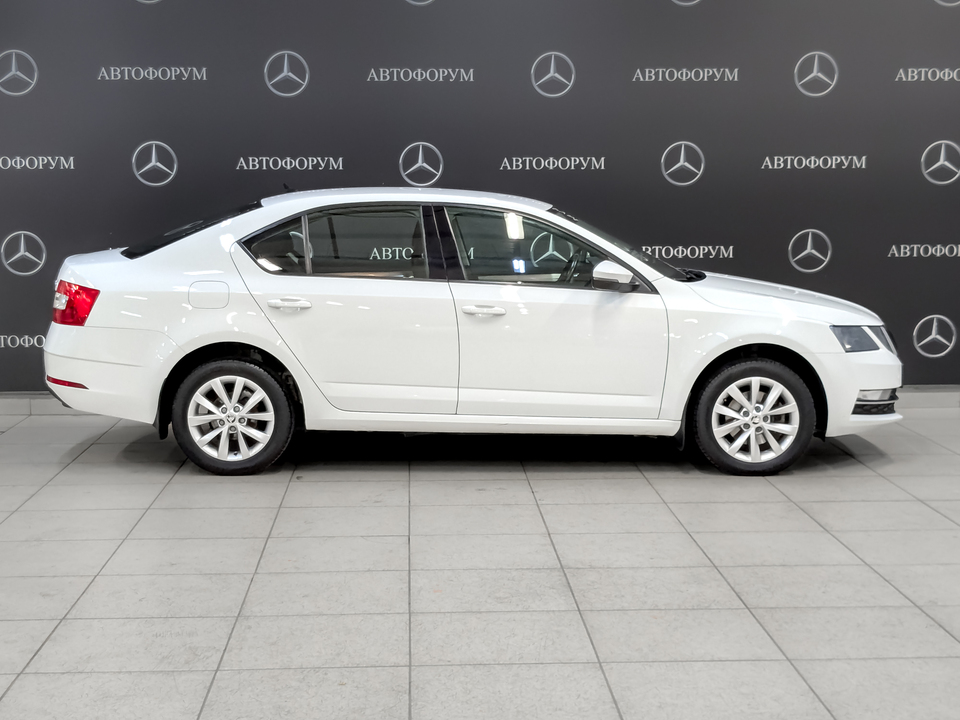 car-card-slide Skoda Octavia 2019 168 338км фото №4